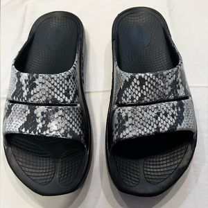 Women’s Oofos Luxe Slide Sandal